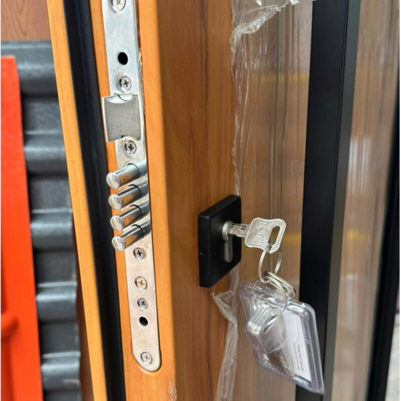 Puerta de Seguridad Multianclaje Modelo Terranova 65 mm - Simil Madera con barral - Imagen 4