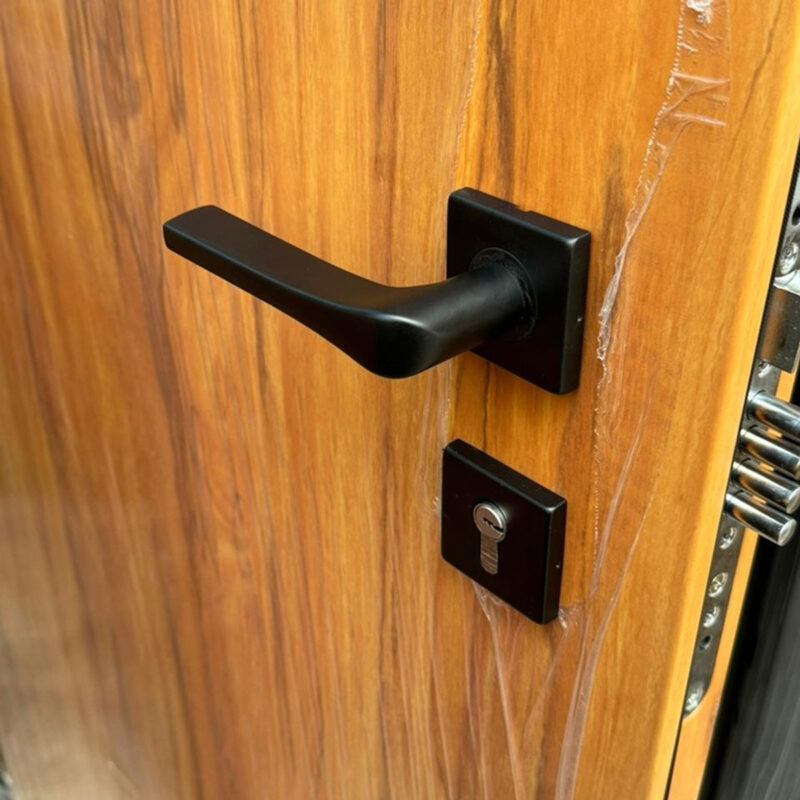 Puerta de Seguridad Multianclaje Modelo Terranova 65 mm - Simil Madera con barral - Imagen 3